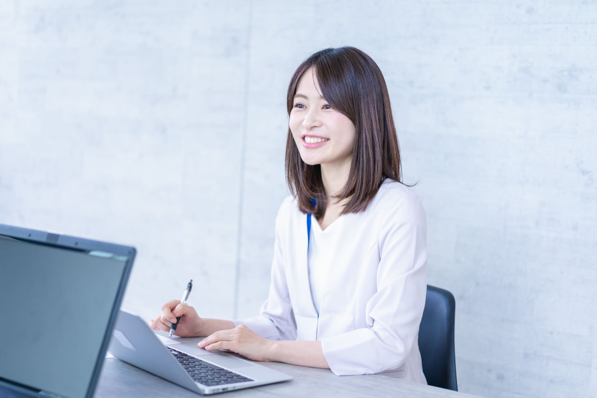 打ち合わせをする女性社員
